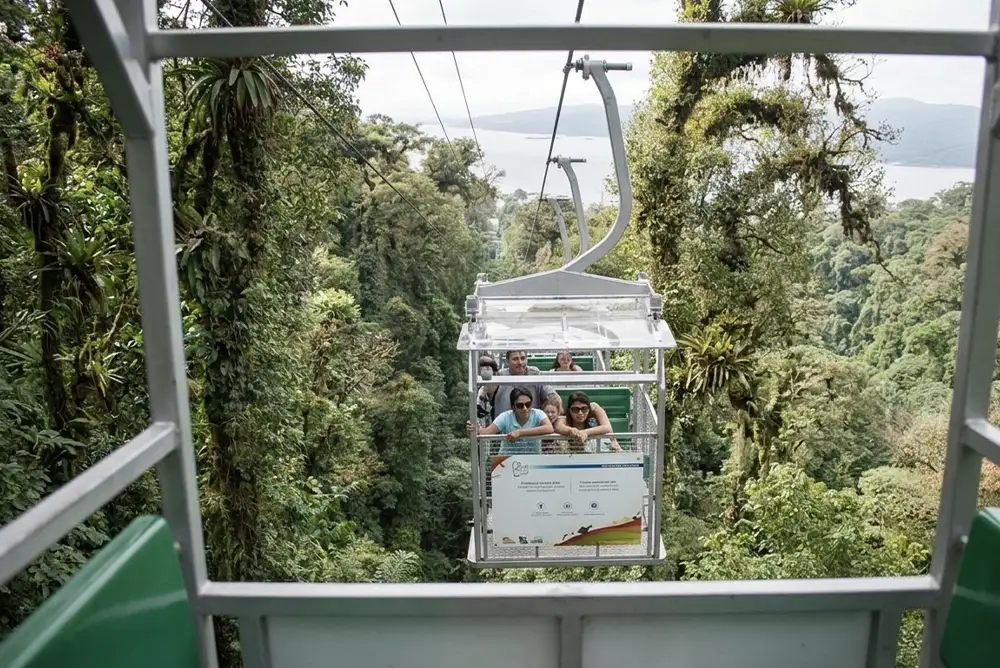 Entorno montañoso en Sky Adventures Park, en la región de Arenal.