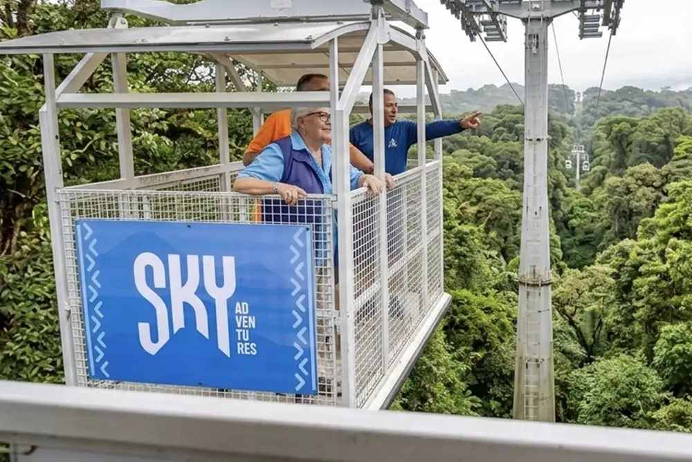 Experiencia de tirolina en Sky Adventures en la zona de Arenal.